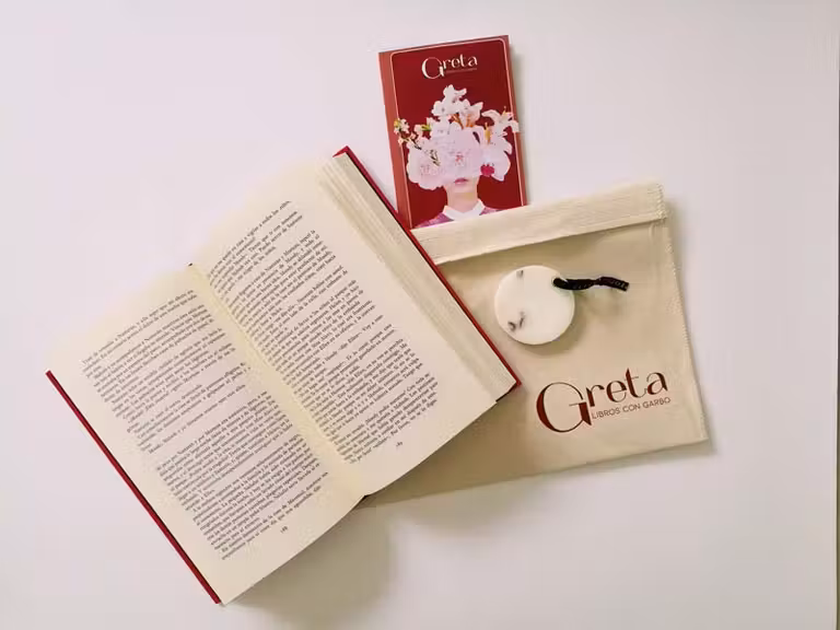 Cada libro se entrega con una bolsa y un pequeño regalo.