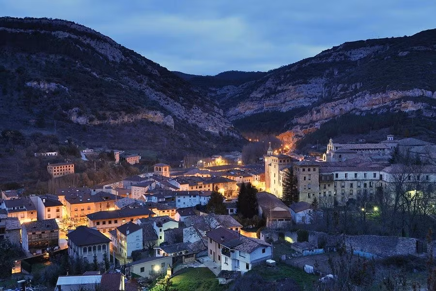 Vista nocturna de Oña.