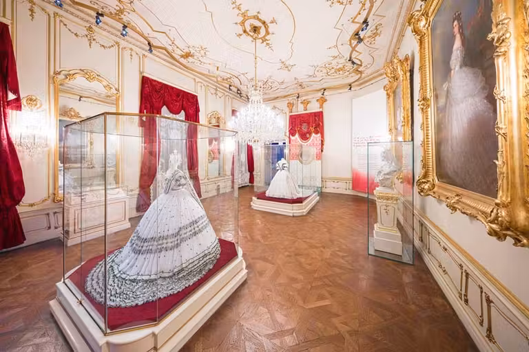 Sala con vestidos en el Museo Sisi de Viena