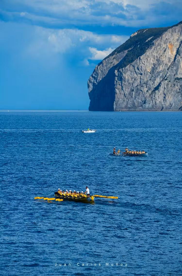 remeros en el cabo de ogono de urdaibai