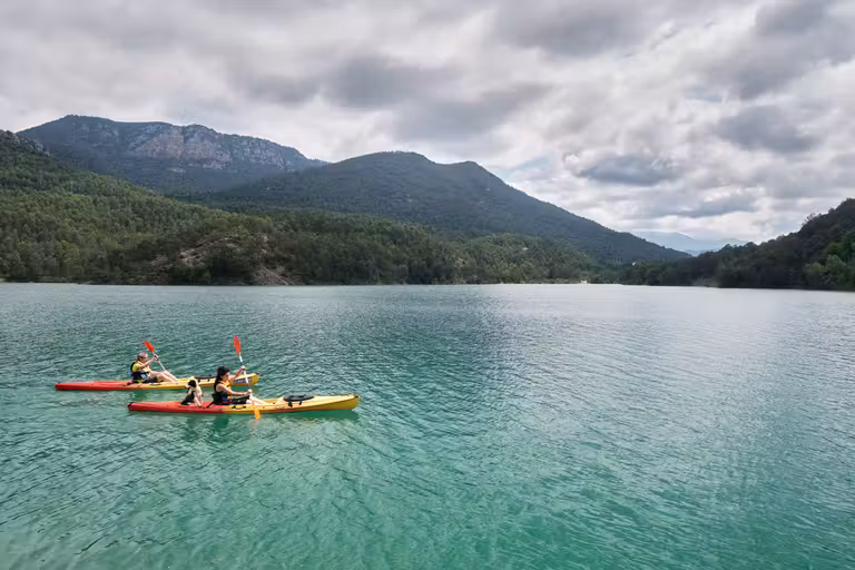 Paseo en kayak en la comarca de Solsonès. © Oriol Clavera/Archivo Ara Lleida