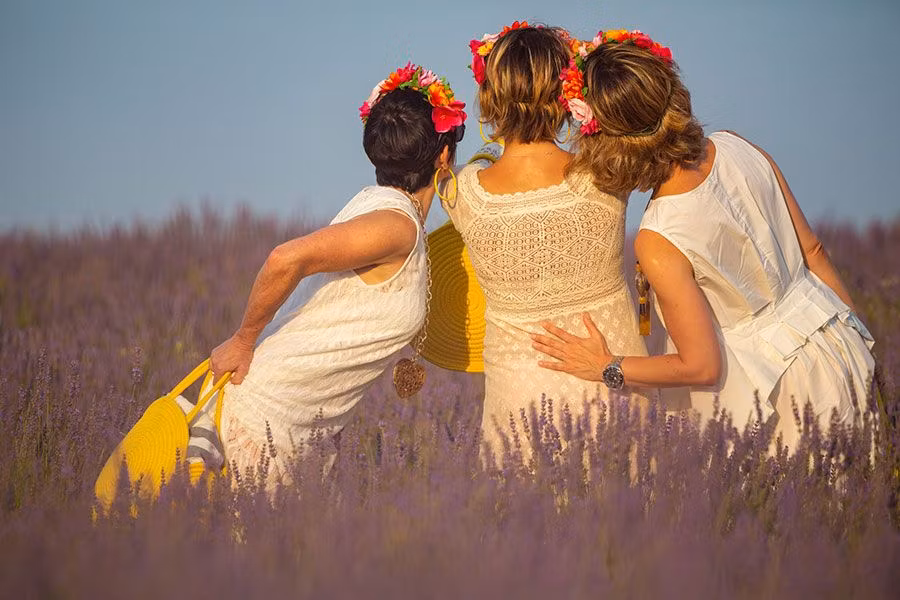 Jóvenes vestidas de blanco en mitad de un campo de lavanda