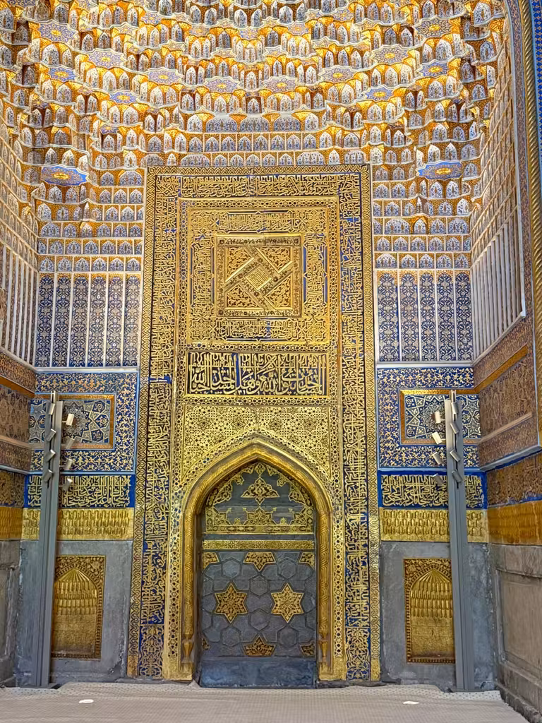 Detalle de la decoración interior de la madrasa de Tilya Kori. © Susana García