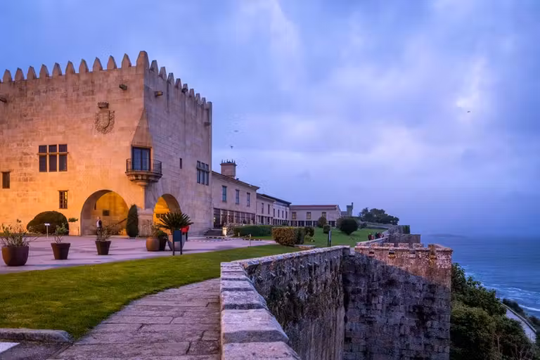 El Parador de Baiona se encuentra en un extremo de la península de Monterreal.