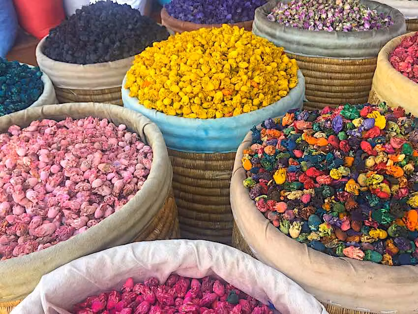 Especias y flores secas del zoco de Marrakech.