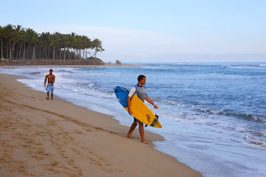 Surfistas en playa Cabarete en República Dominicana