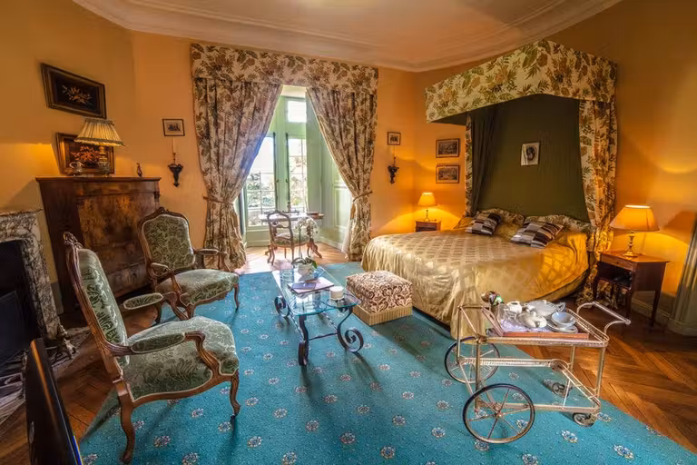 muebles de época en una habitación del castillo de la Flocellière
