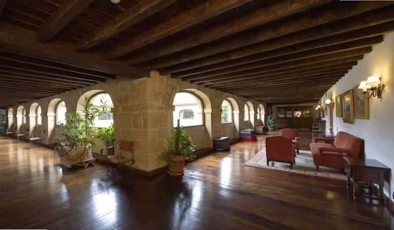 Planta superior con una pequeña biblioteca y rincones para sentarse.