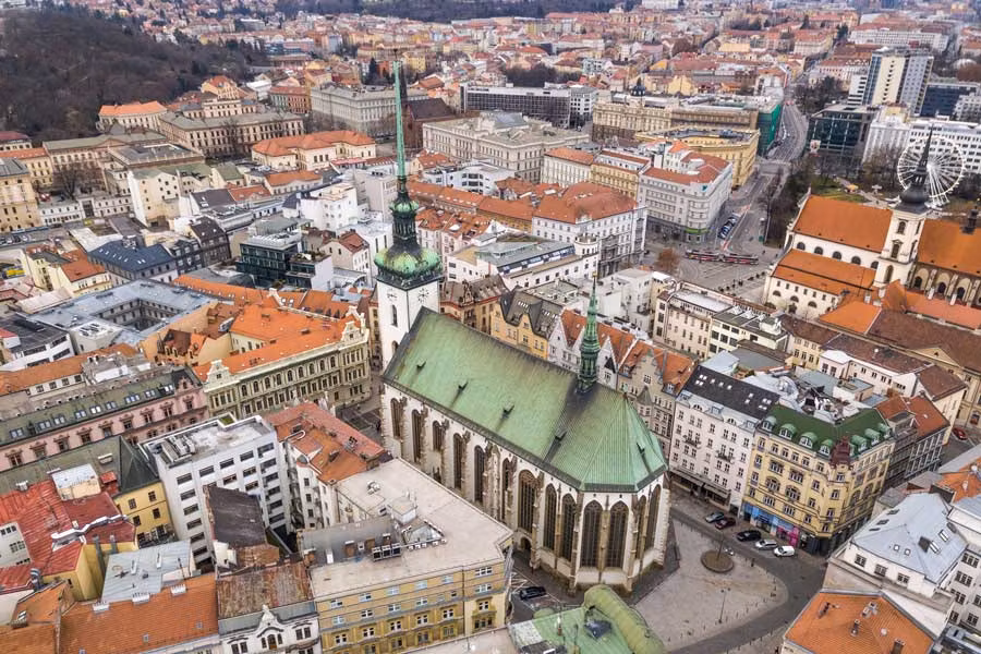 vista aérea de la ciudad de Brno con la iglesia de Santiago