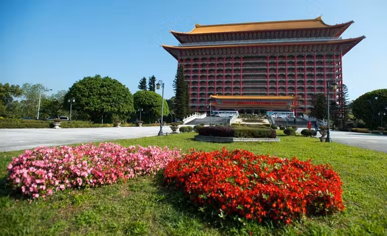 Fachada principal del Grand Hotel de Taipéi.