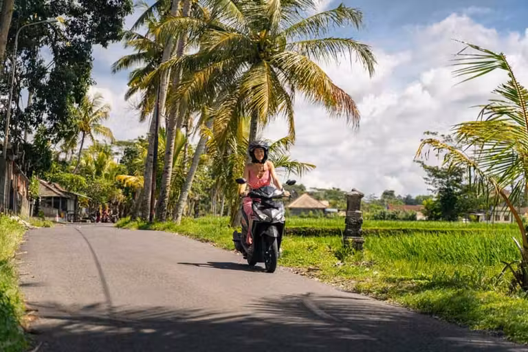 Mujer en moto por Bali.