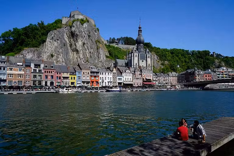 Dinant frente al río