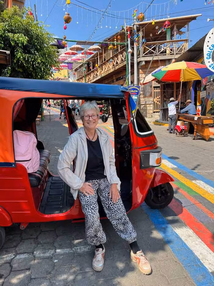 Sania en tuk-tuk en San Juan de la Laguna, en el lago Atitlán