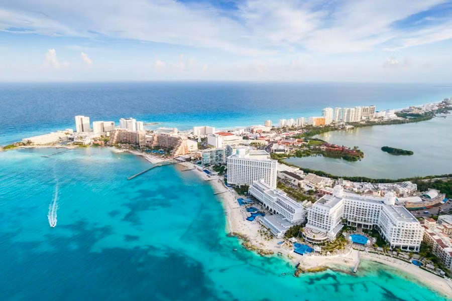 Vista aérea de algunos hoteles de Cancún.