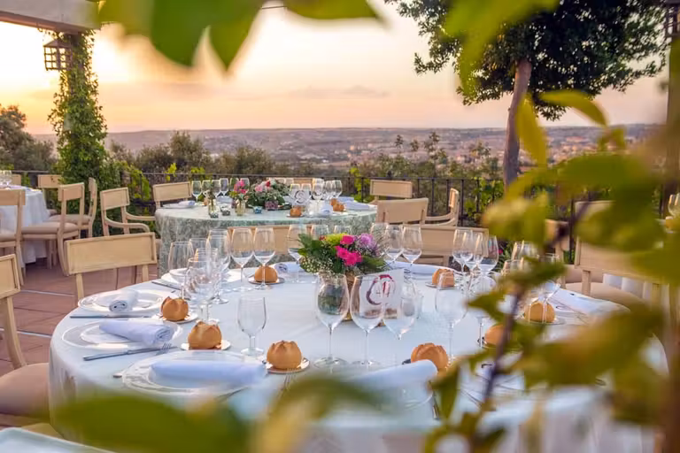 mesa del cigarral Santa Maria