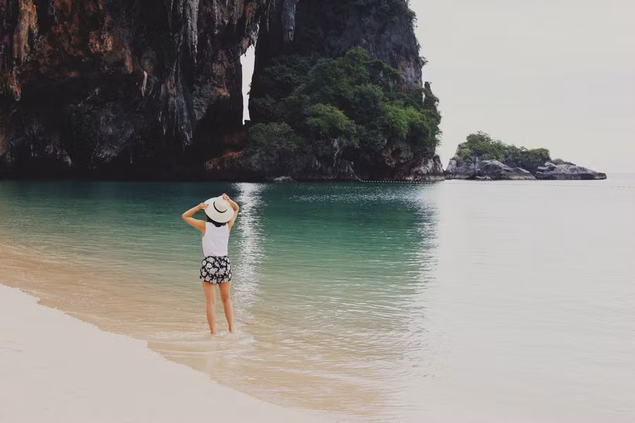 Protegerse del sol es imprescindible en las playas tailandesas.