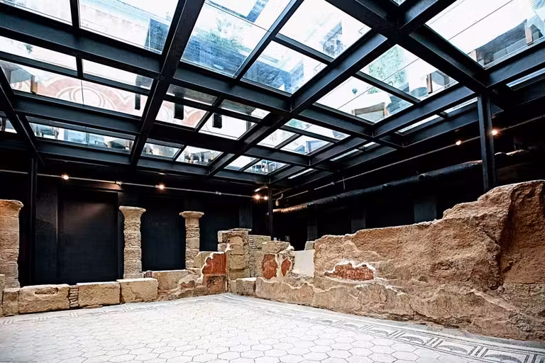 ruinas romanas bajo el patio del palacio del Bailío