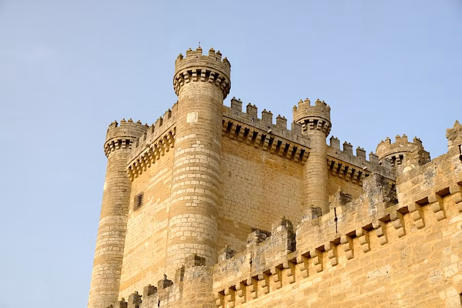 Castillo de Fuensaldaña, en la Ruta del Vino Cigales