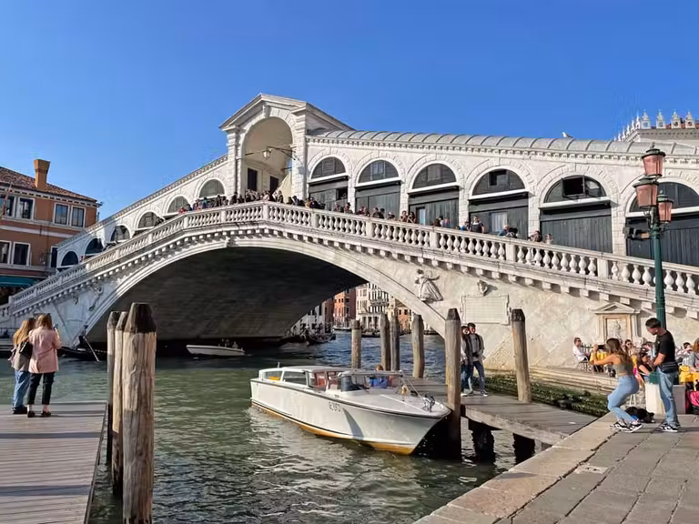 gente haciéndose fotos en el Puente de Rialto