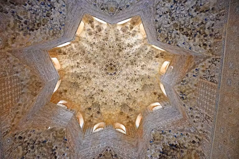 Techo con mocárabes de la Sala de Abencerrajes.