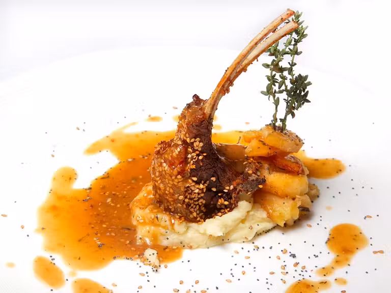 Chuletillas de ternasco con costra de sésamo del Restaurante Palomeque.