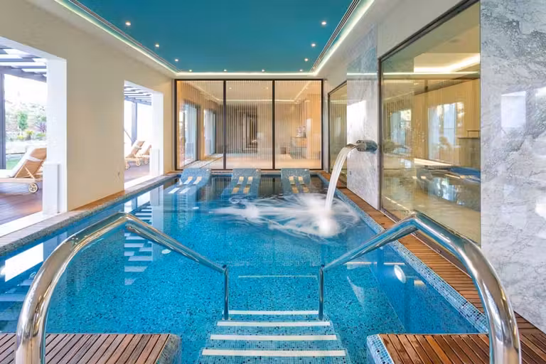 Piscina de hidroterapia del spa Serenity.