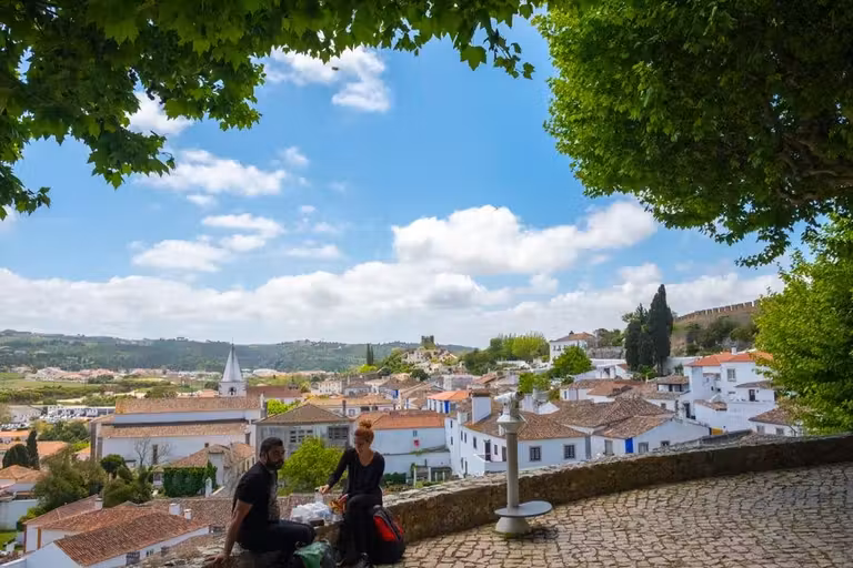 Mirador de Óbidos con dos personas en primer plano.