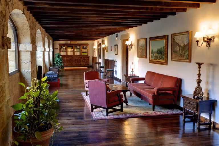 parador cangas de onis, biblioteca parador, viaje asturias