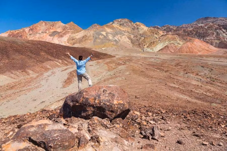 Una mujer en Golden Canyon en el oeste americano