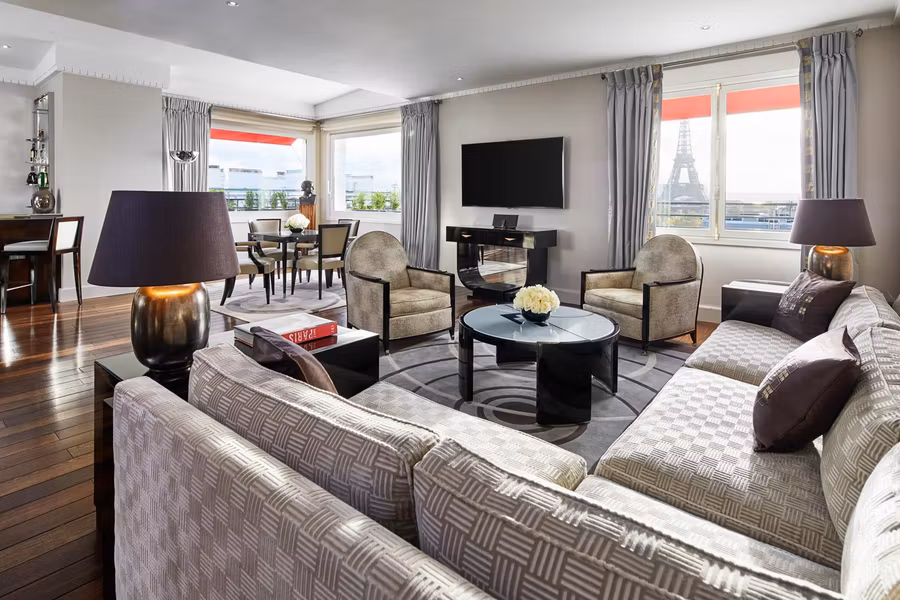 Las vistas a la icónica torre parisina son magníficas desde la Signature Eiffel Suite Signature Art Déco.