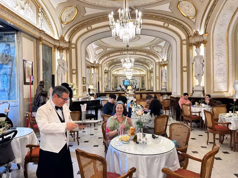 Salón del Gran Caffé Gambrinus. © Valerio Tavani