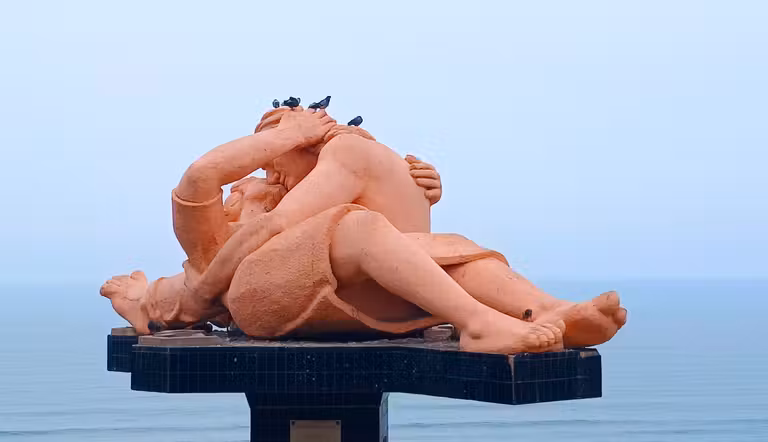 Escultura gigante El Beso, de Víctor Delfín. © Cris Aizpeolea