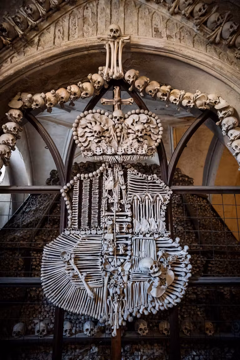 Escudo de armas de los Schwarzenberg en el Osario de Kutná Hora