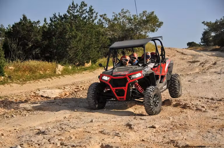 Vehículo Polaris recorriendo el Parque Natural de Akamas, en Chipre.