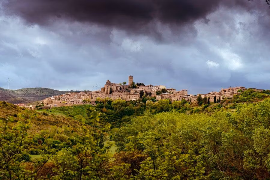 Pueblo Sos del Rey Católico bajo un cielo nublado