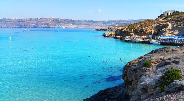 Bellas aguas turquesas de la isla de Comino.