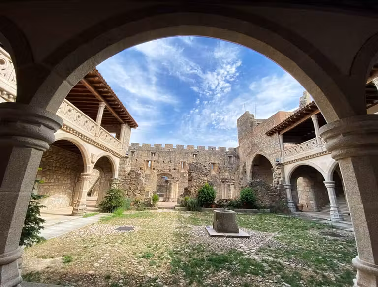 castillo la adrada, valle del tietar, rutas avila, viajar por espana