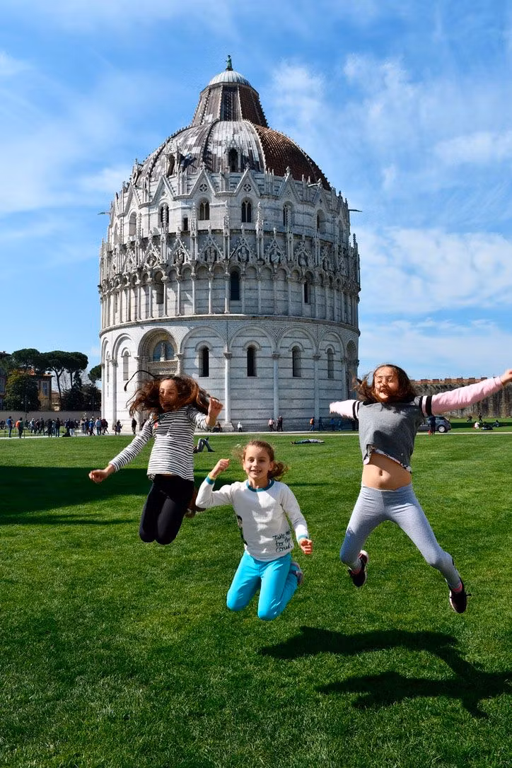 niñas frente al baptisterio del Duomo de Pisa