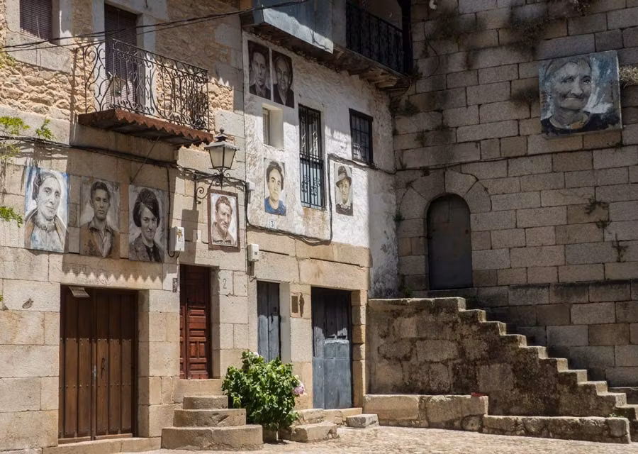 Mogarraz se retrata, así es el pueblo de las 800 caras de Salamanca