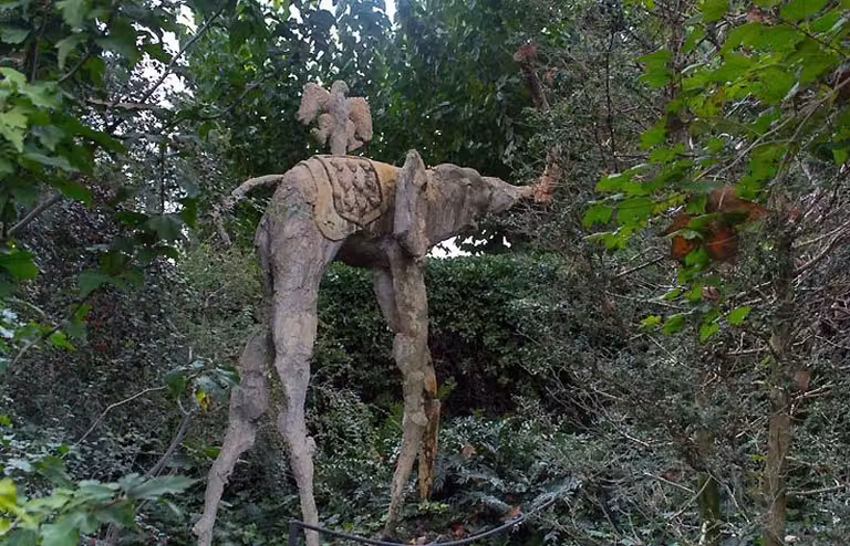 elefante en el jardin del castillo de pubol triangulo daliniano