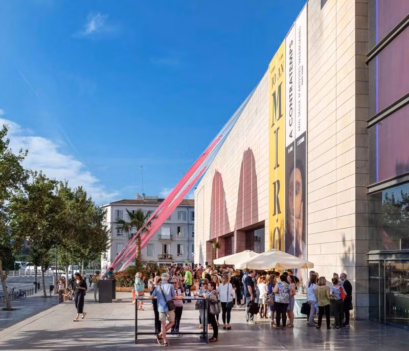 entrada al Instituto Valenciano de Arte Moderno.