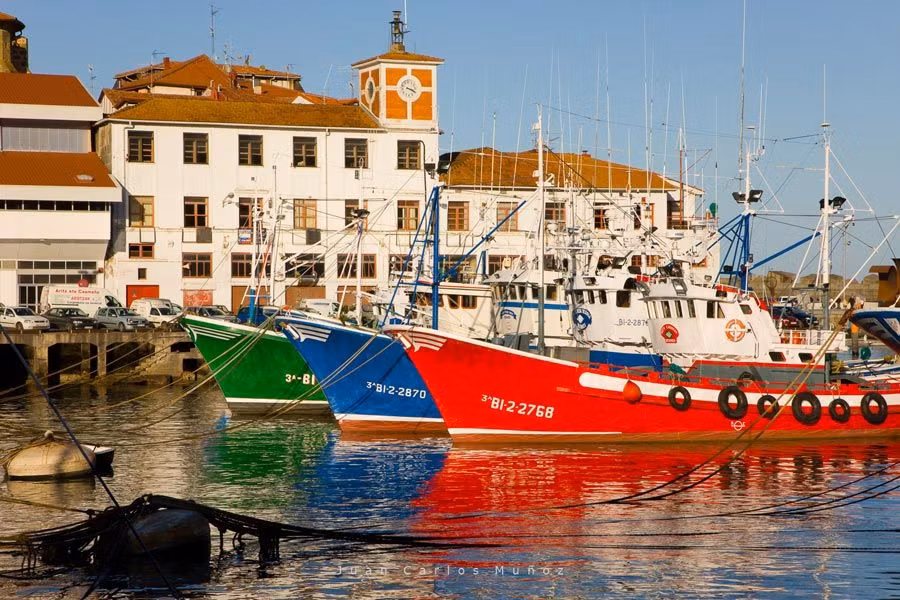 pueblo de bermeo en la reserva de urdaibai