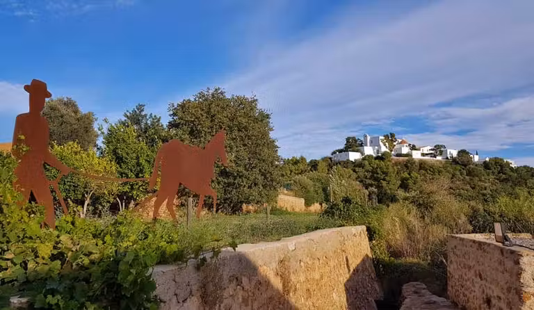 Escultura delante de Santa Eulària des Riu