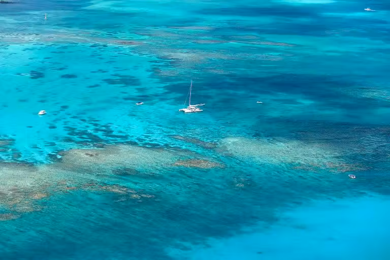 Paseo en catamarán en las aguas turquesas del Índico.