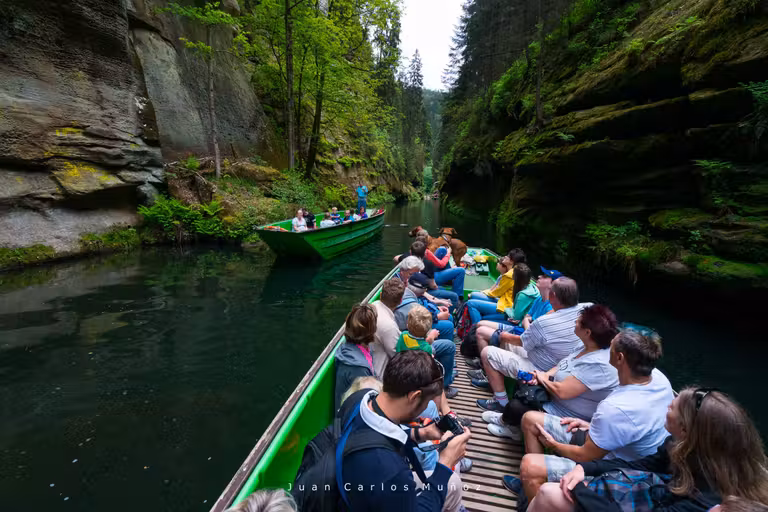 Crucero fluvial por el cañón del Parque Nacional Suiza Bohemia.
