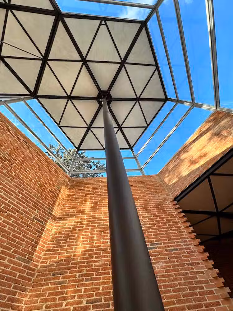 Estilizadas columnas de hierro galvanizado sostienen los hexágoos.