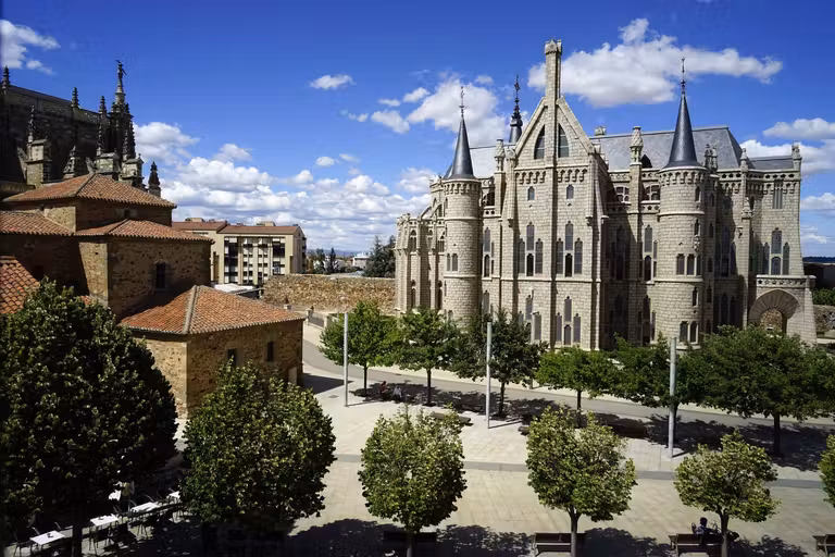 El Palacio Episcopal y la catedral desde el Hotel Gaudí. © Yolanda Cardo