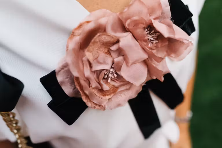 Los complementos pueden ayudar a cambiar un look sin cargar demasiado la maleta de una mujer viajera