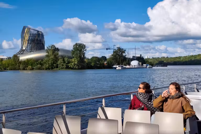 Crucero por el río con  La Cité du Vin al fondo. 