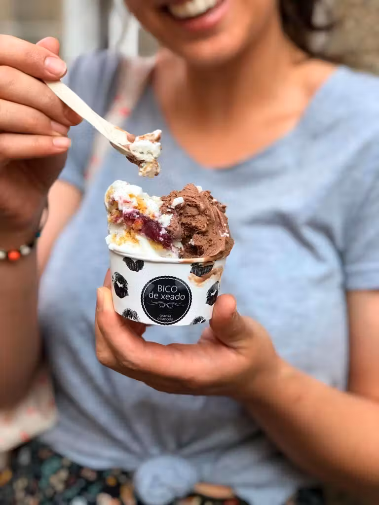 Chica tomando un helado en Bico de Xeado